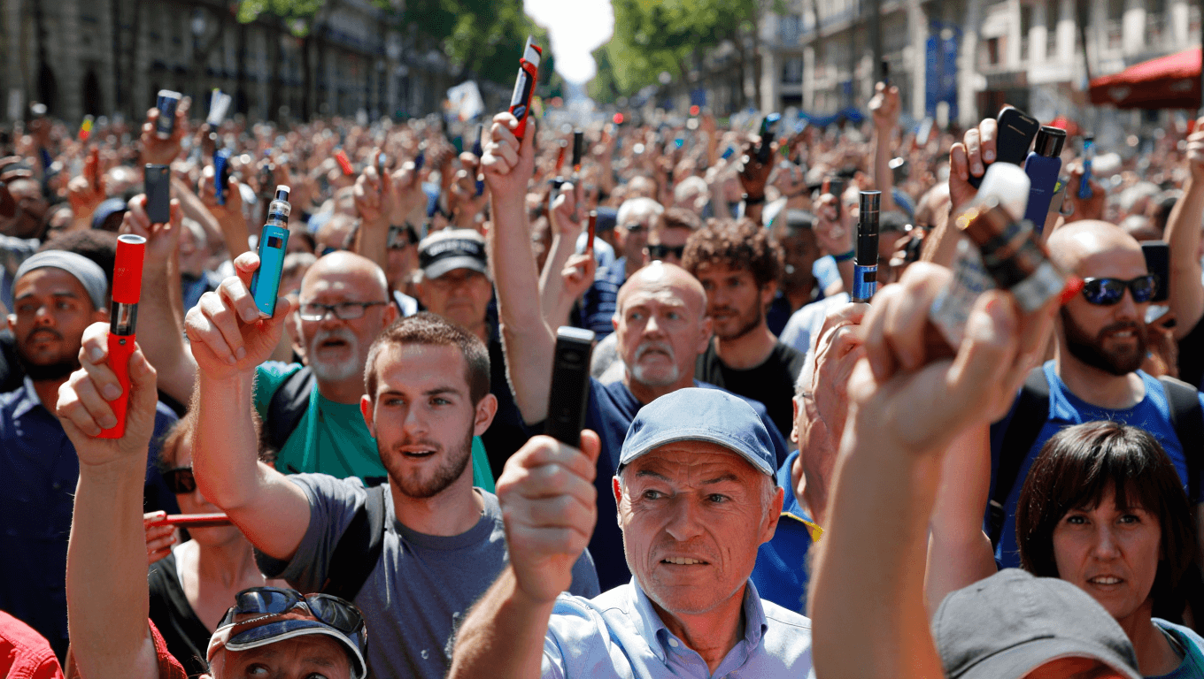 « Ne tuez pas la vape » : des milliers de vapoteurs dans la rue contre l’article 23