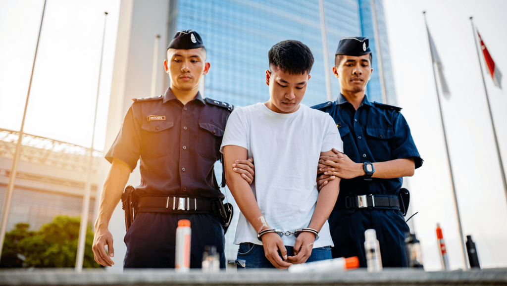 Singapour : amendes pour les vapoteurs, prison pour les revendeurs, coups de canne pour les trafiquants