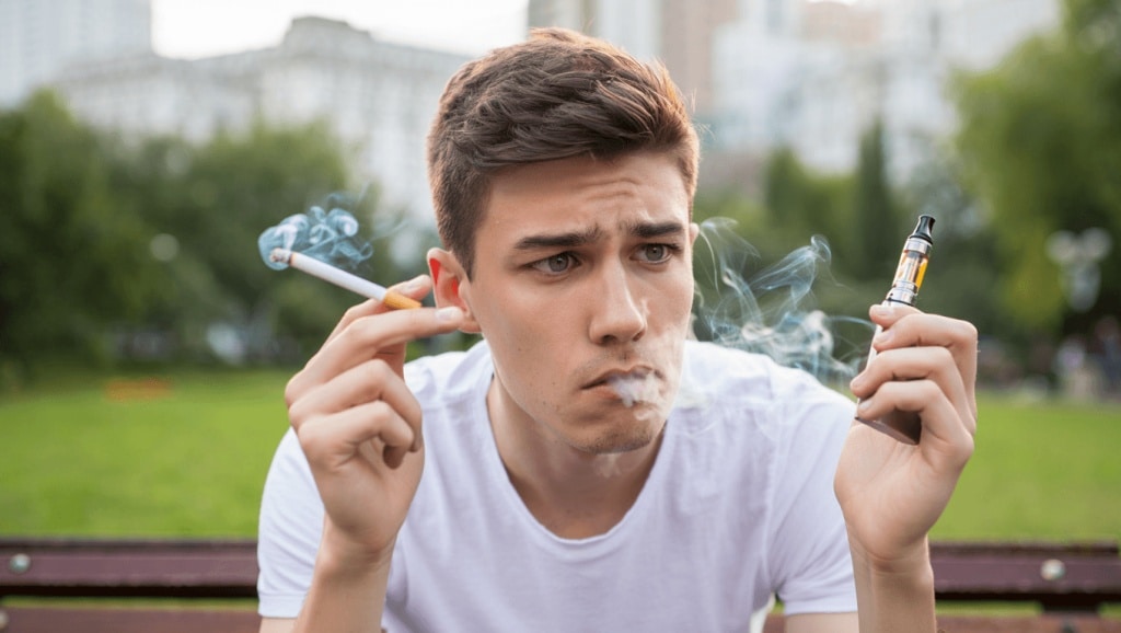 Est-ce dangereux de vapoter et fumer en même temps ?