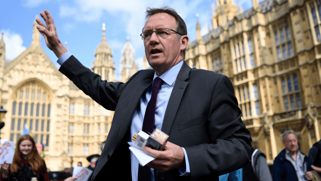 Royaume-Uni : dès l’adoption du Tobacco and Vapes Bill, l’industrie du tabac mobilise ses relais