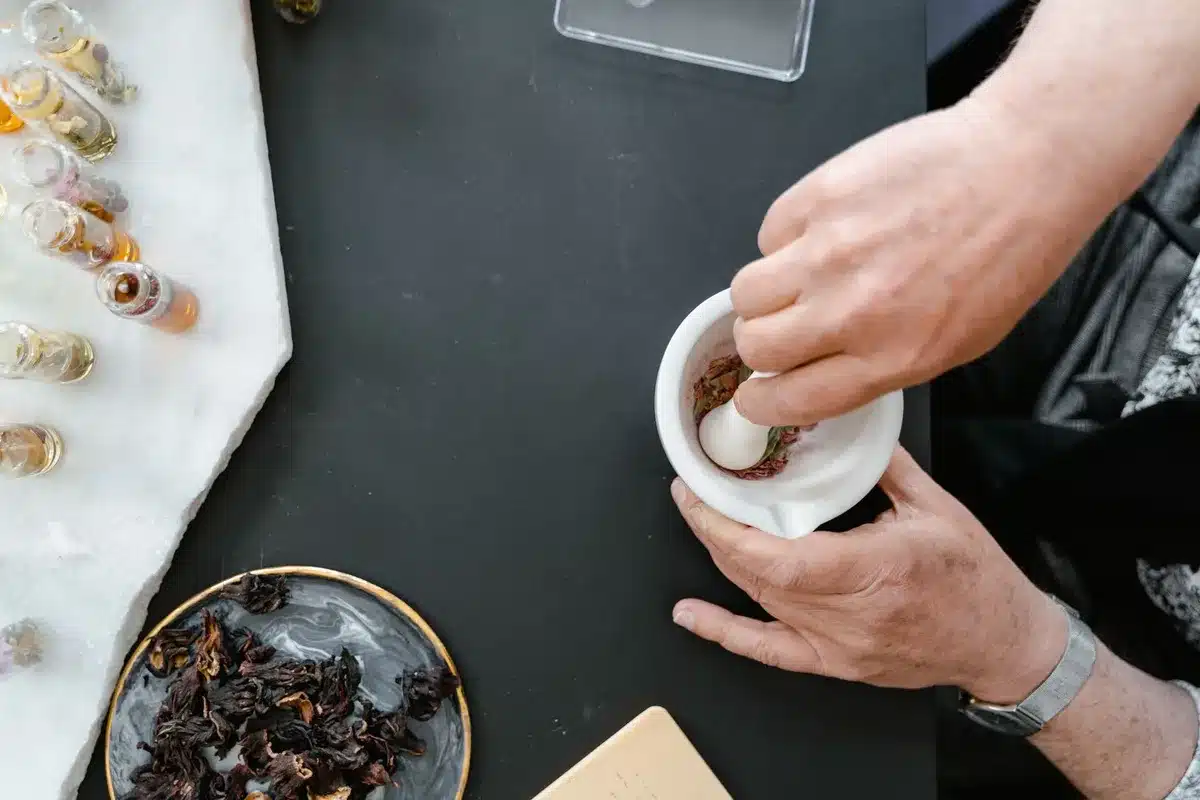 Bouteilles d'arômes colorées et équipement de mélange DIY sur un plan de travail