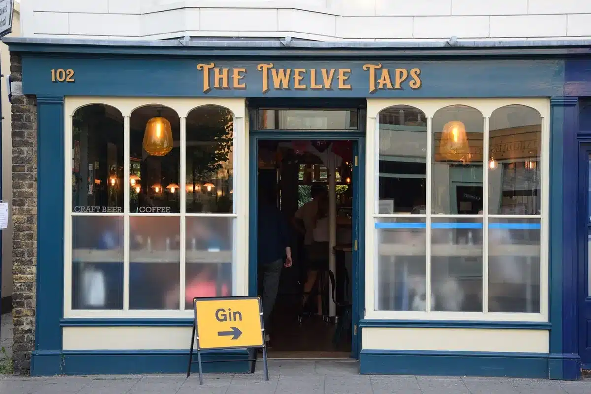 Façade d'un pub fermé sur une rue principale en journée