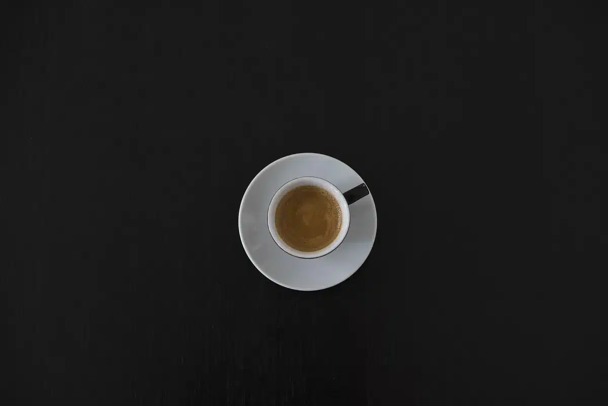 Drippers et outils de vape posés sur un plan de travail en bois, vue rapprochée