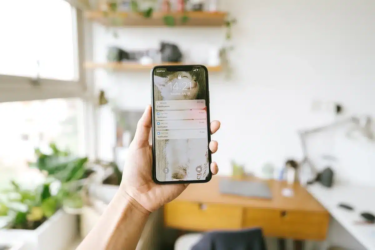 Téléphone sur trépied filmant dans un intérieur lumineux
