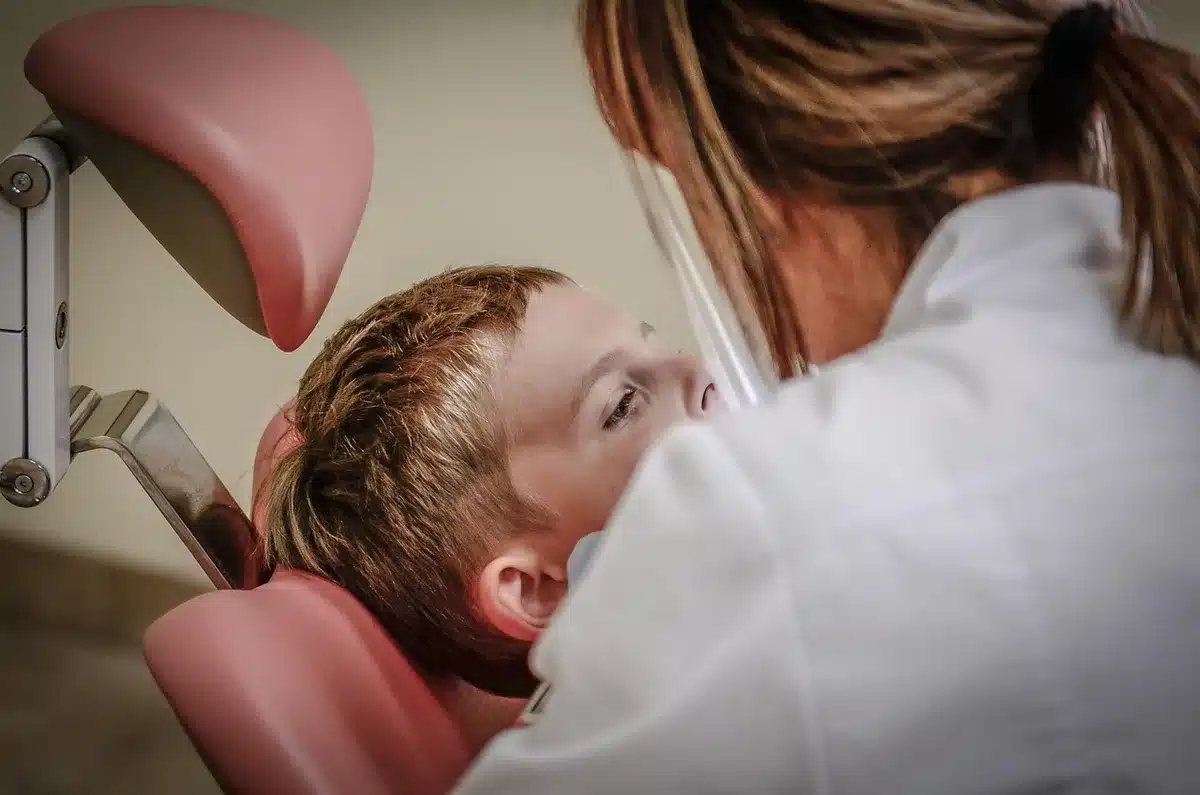 Un professionnel de santé discutant des options de sevrage tabagique avec un patient