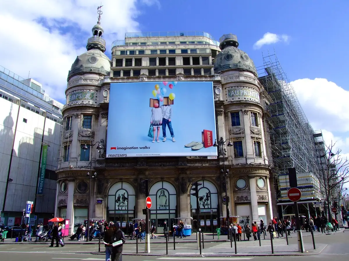 Affiche publicitaire en plein jour illustrant un rebranding