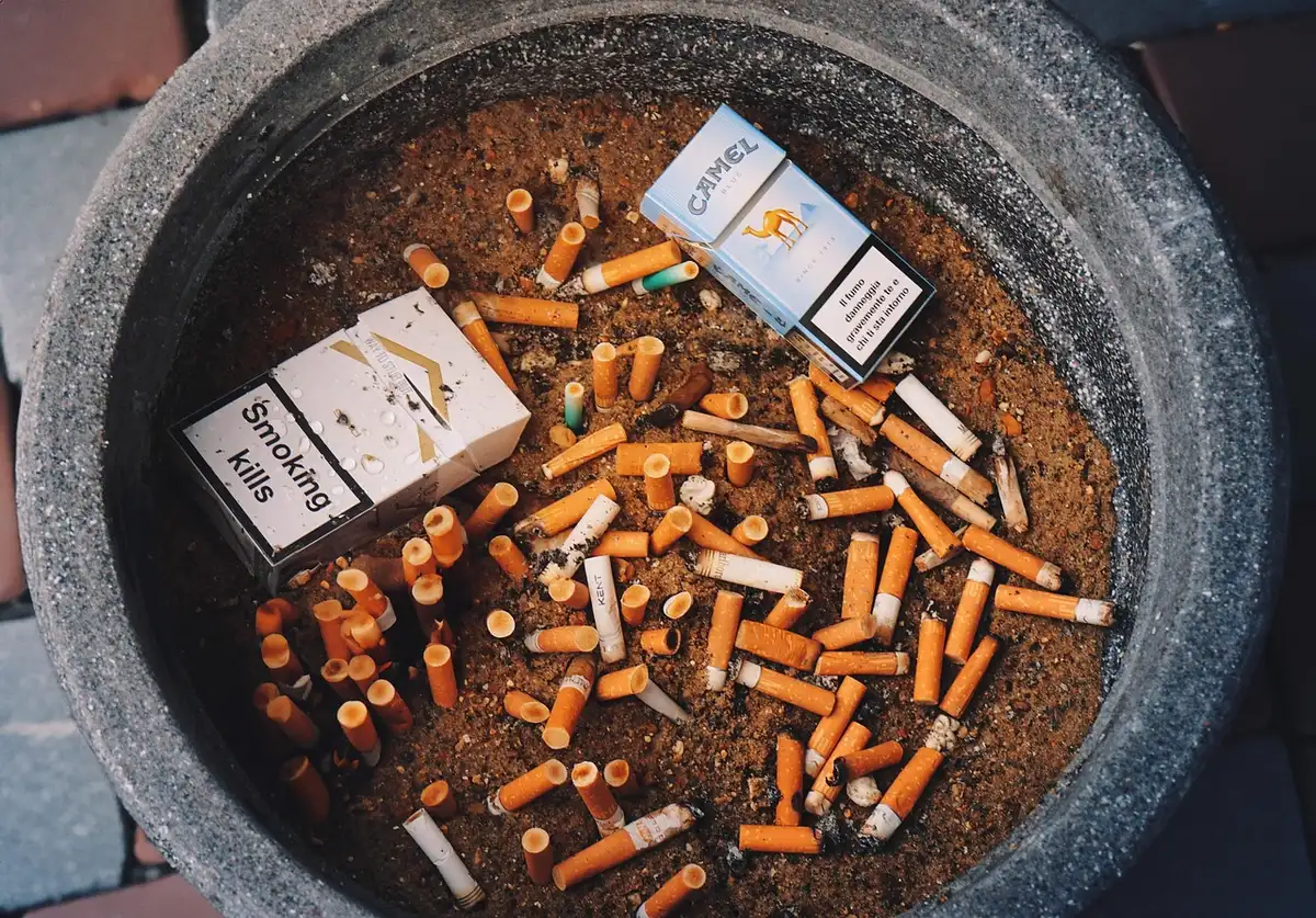 Présentoir de sachets de nicotine flou en arrière-plan sur une étagère