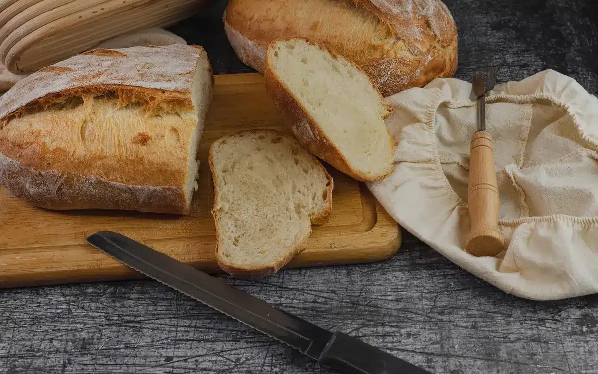 Bouteille d'e-liquide, seringue de dosage et liste d'ingrédients sur une table en plein jour
