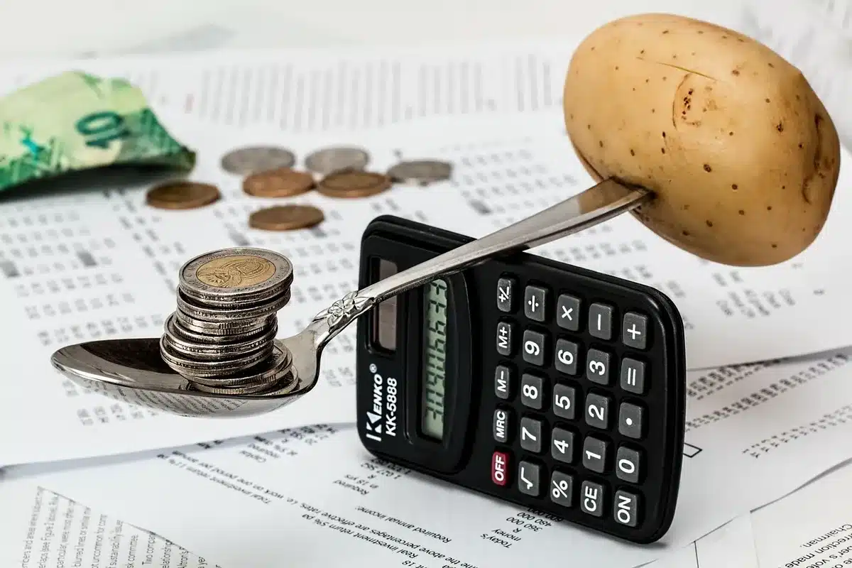 Calculatrice et factures sur un bureau, calculs de taxe