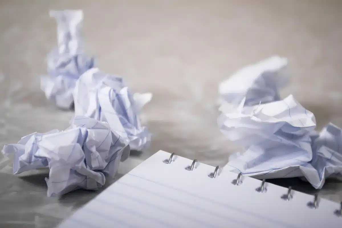 Documents parlementaires et notes sur un bureau en lumière du jour